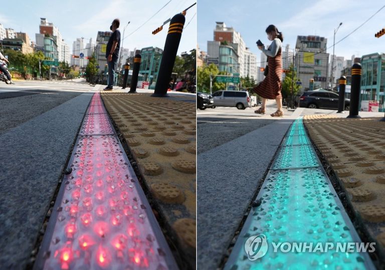 유창훈 과장은 한국교통안전공단과 함께 LED 바닥 신호등을 구체화한 뒤 자신이 근무하던 지역인 남양주에 설치를 제안했다. 그리고 이후 다른 지역으로 퍼져나갔다. 사진은 서울 중구 청구역 앞 스쿨존 횡단보도에 설치된 LED 바닥 신호등의 모습. /연합뉴스