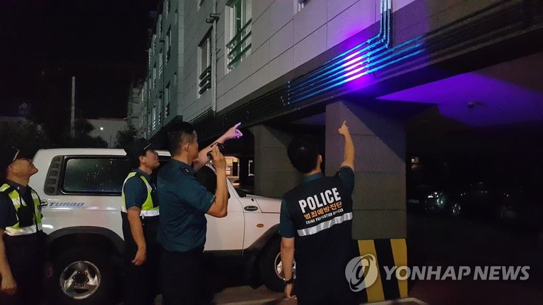 "범죄 예방에는 범인을 잡는 것보다 더 많은 노력과 비용이 든다"는 유창훈 과장. 이에 예산 배정이나 성과 측정 면에서 예방 업무를 쉽게 도입하지 못하는 현실적인 이유가 있다고 유 과장은 짚기도 했다. 사진은 범죄 예방을 위해 도시가스 배관 등에 특수형광물질을 칠하고 확인하는 경찰들의 모습. /연합뉴스