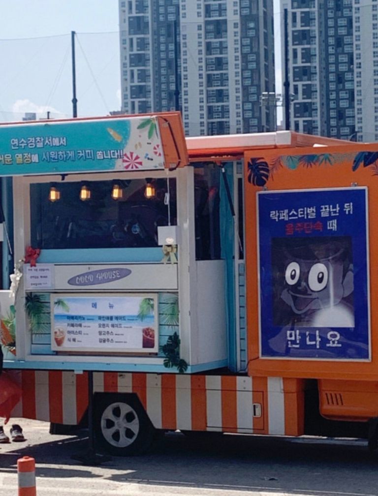 인천 연수경찰서가 '펜타포트 록 페스티벌'에 보낸 커피차는 온라인에서 화제가 됐다. /SNS 캡처
