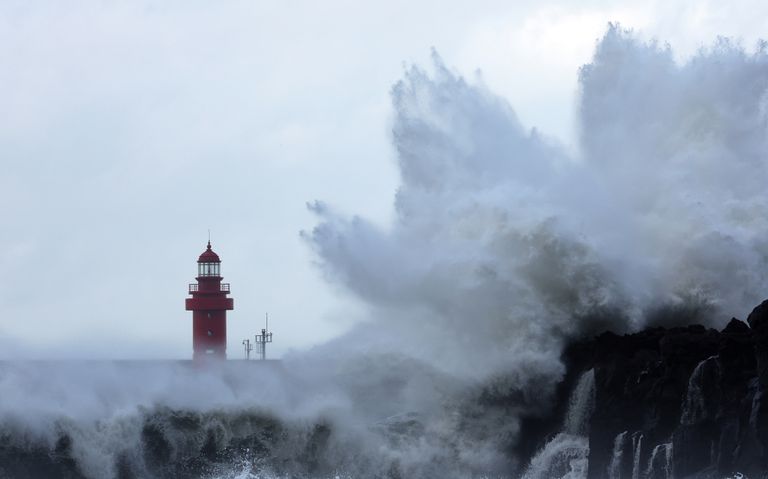지난 4일 한반도를 향해 북상 중인 태풍 힌남노의 영향으로 제주도 서귀포 해안에 파도가 치고있다. /연합뉴스