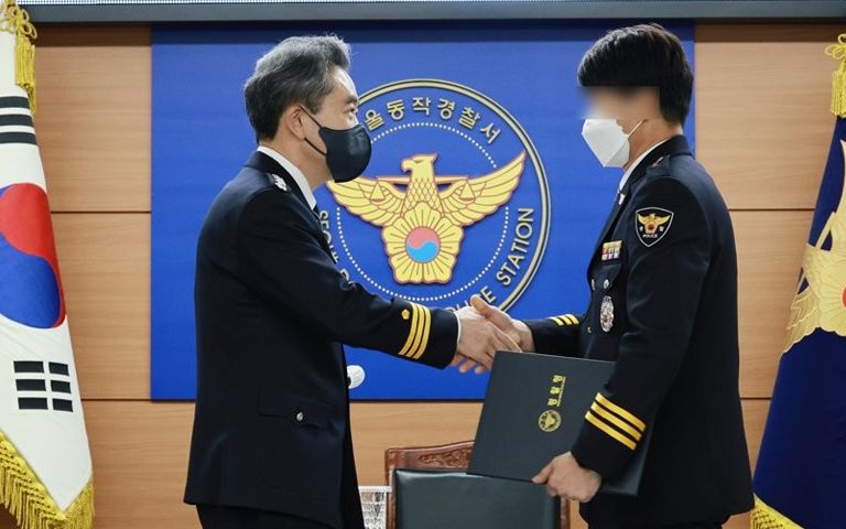 지난 7일 윤희근 경찰청장(왼쪽)이 범인 검거자 특진 임용식에 참석해 태국인 마약류 유통 조직을 검거한 박성원 경위에 경감으로의 1계급 특진 임용장을 전달한 뒤 악수하고 있는 모습. /연합뉴스