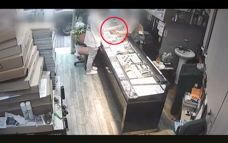 "부모님 드릴 건데요…" 금팔찌 차보는 척하다 줄행랑, 2시간 만에 '은팔찌' 찼다 기사 관련이미지