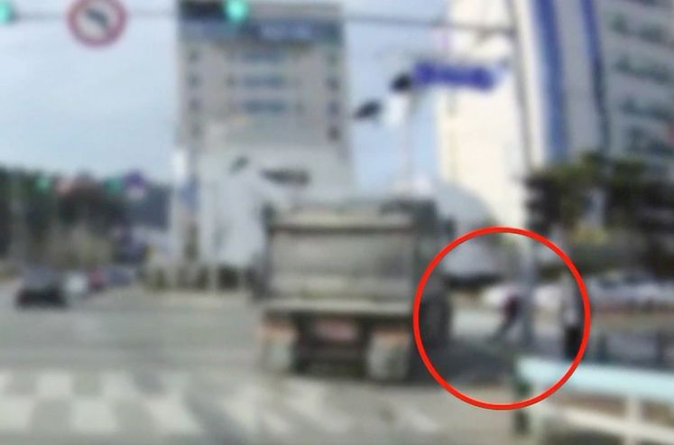 창원 초등생 덤프트럭 사망사고, 1심서 집유…'무정차 우회전' 사고마다 판박이 판결 기사 관련이미지