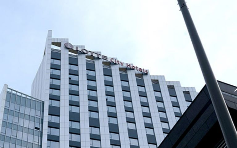 코로나 직격탄 맞은 롯데호텔…법원 "건물주 농협은행, 임대료 30% 깎아줘야" 기사 관련이미지