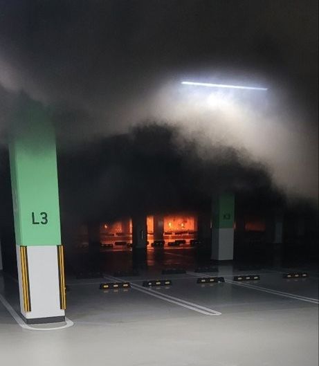 소방당국은 사고 발화 지점을 건물 지하주차장으로 추정하고 있다. /연합뉴스