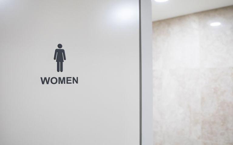 "여자화장실에 소변보러 들어갔다"는 60대 남성의 말, 믿지 않는 이유는 '옷' 기사 관련이미지