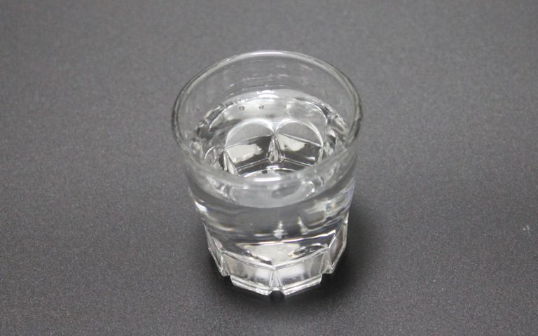 건달 얘기하다가…'와드득' 씹어 깨트린 소주잔을 밥에 넣고 협박 기사 관련이미지