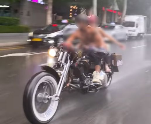 앞자리엔 상의 탈의 남성, 뒷자리엔 비키니 여성…둘 다 검찰 송치 기사 관련이미지