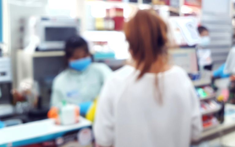 편의점 직원이 무슨 죄…마스크 써달란 말에 맥주 페트병 던진 40대 기사 관련이미지