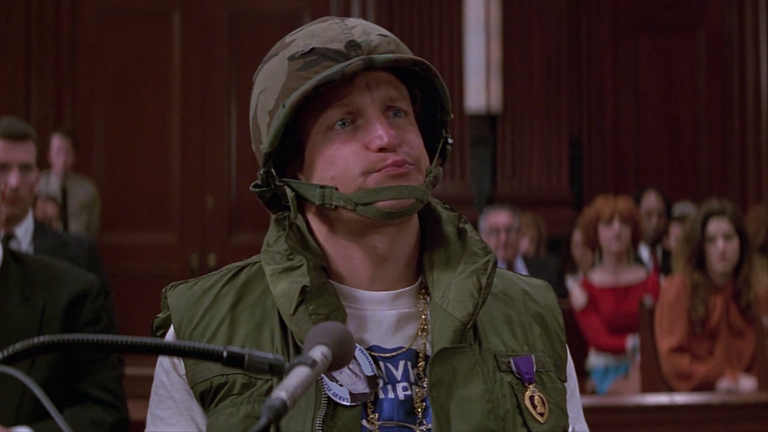 플린트는 법정에서 자신을 보호하겠다며 군용안전모를 쓰고, ‘재판장 엿 먹어라(FUCK THIS COURT)’라고 쓰인 티셔츠를 입거나 성조기로 만든 기저귀를 한다. / Sony Pictures