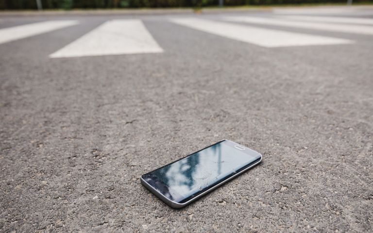 쓰러진 피해자 휴대전화부터 몰래 챙겼던 가해 운전자…재판 넘겨지자 도주까지 기사 관련이미지