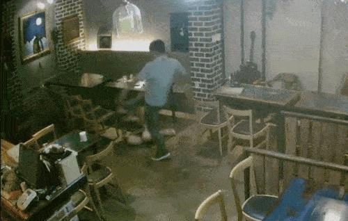 여성이 맞고 있는 걸 보고도 '모른 척'했다 월급 깎인 경찰…법원 "징계는 정당" 기사 관련이미지