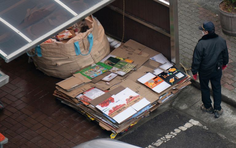 "왜 폐가구 제때 안 치워?"…새벽 3시에 도끼 들고 경비원 위협 기사 관련이미지