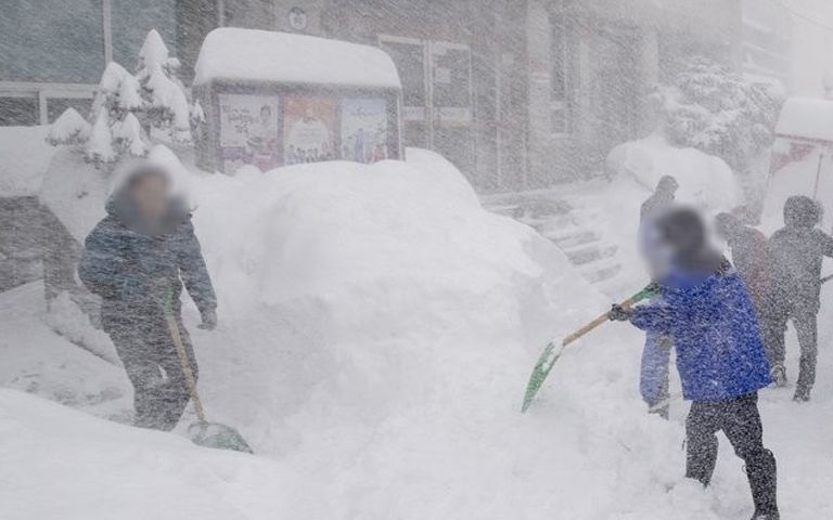 "우리 집 앞에 쌓인 눈 왜 안 치워?"…공무원 4명에 출동 경찰까지 폭행 기사 관련이미지