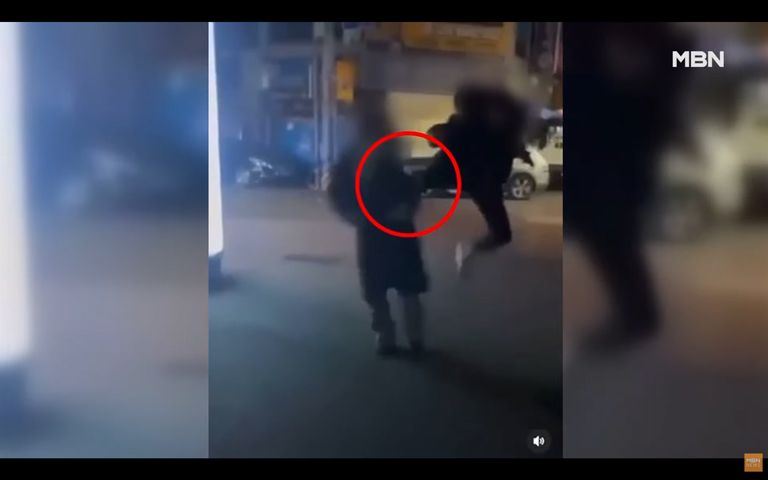 "얘들아, 담배 피우지 마" 훈계에…'날아차기'로 응대한 중학생들 기사 관련이미지