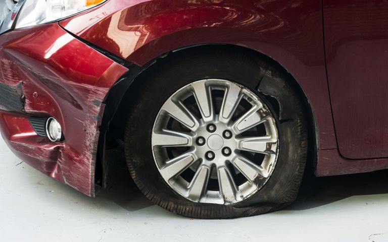 아파트 주차장에 세워져 있던 펑크난 차 운전자를 경찰이 붙잡은 이유 기사 관련이미지