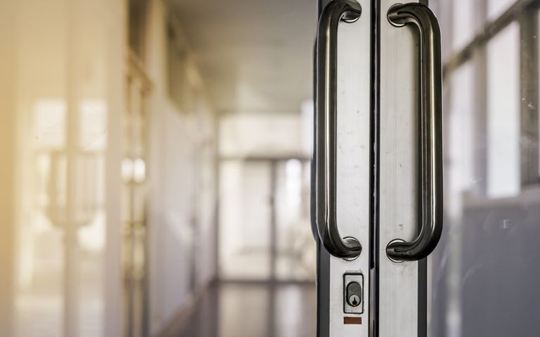 출입구는 케이블로 묶고 현관문 앞엔 캔 쌓았다…'세입자 스토킹' 집주인, 집행유예 기사 관련이미지