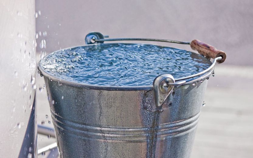 아내에게 양동이에 담긴 빗물 부은 남성…죄명은 폭행, 처벌은 벌금 100만원 기사 관련이미지