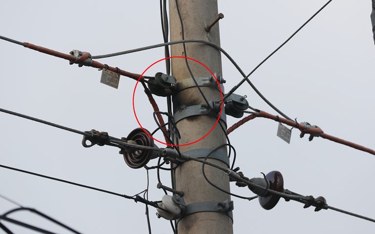 지난 2019년 4월 고성 산불의 발화지로 지목된 전신주의 모습. 화재가 일어난 것으로 추정되는 부분이 검게 그을려 있다. /연합뉴스