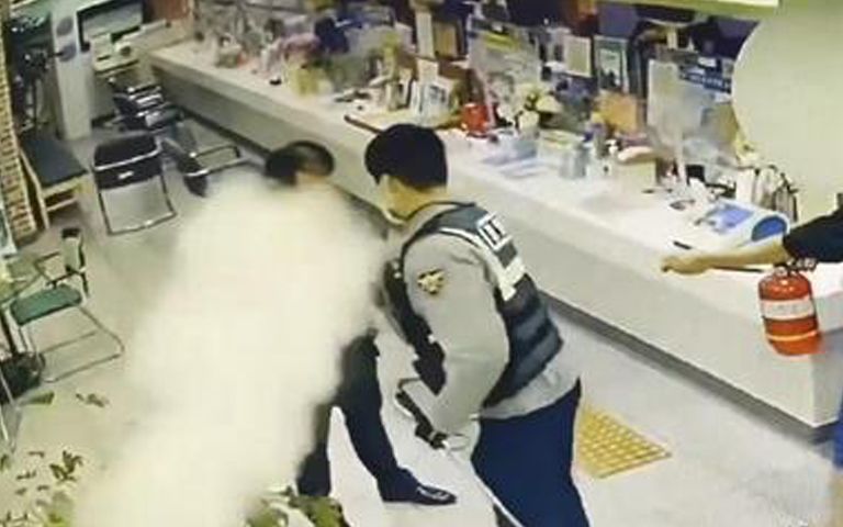 "트라우마로 평생 고통받으라"며 공무원들 앞에서 분신 시도 기사 관련이미지