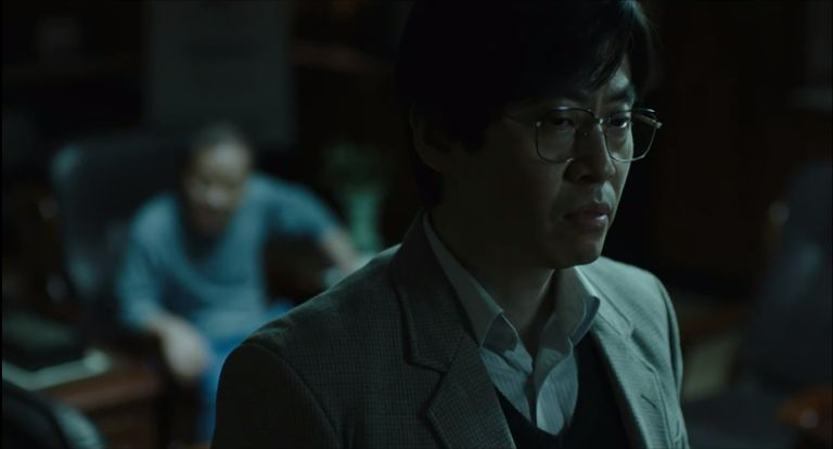 영화 <1987>에서 강민창 치안본부장(우현 연기)이 황적준 부검의(김승훈 연기)에게 서울대 학생 박종철의 사인을 심장마비로 적으라고 윽박지르고 있다. 강민창은 이후 직권남용으로 기소됐지만 무죄를 선고받았다. / CJ Entertainment