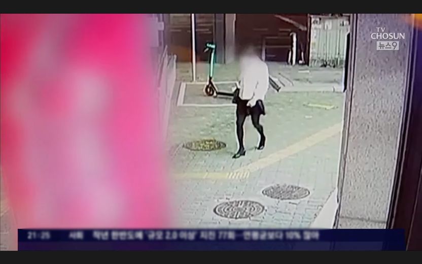 수영장으로 들어간 미니스커트·단발머리…40대 남자 공무원이었다 기사 관련이미지