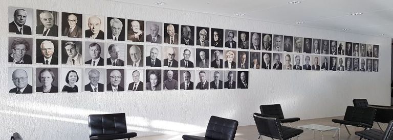 독일 연방헌법재판소 휴게실에 걸린 역대 헌법재판관 사진. 독일 헌법재판소에는 재판관 8명이 참여하는 재판부가 2개 있다. 연방상원과 연방하원에서 절반씩 선출하며 임기는 12년이다. /이범준 작가 제공