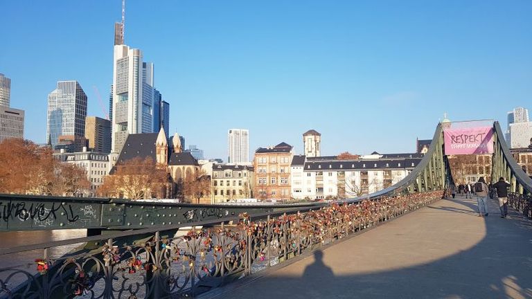 독일 프랑크푸르트 마인강 아이제르너 다리(Eiserner steg). 번역하면 철제 보도교(Iron Footbridge)라는 밋밋한 이름이다. 이 다리를 자주 그린 화가로 20세기 표현주의를 대표하는 막스 베크만이 있다. /이범준 작가 제공