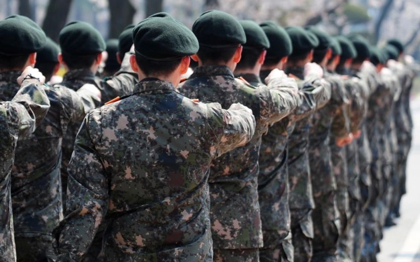 노래방서 동성 동료에 입맞춤하고 "흔히 있는 스킨십" 주장한 군 장교, 법원 판단은 기사 관련이미지