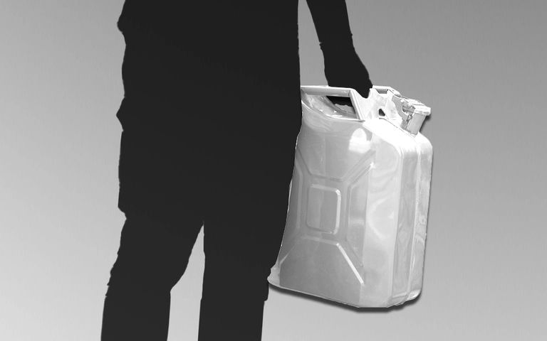 층간소음 때문에 방화 시도한 60대…휘발유 통 들고 있다 체포 기사 관련이미지