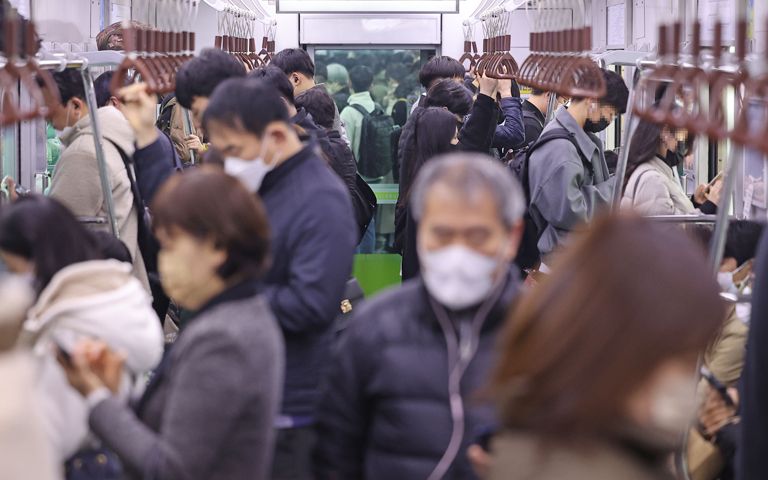 이제 버스⋅지하철에서도 마스크 안 써도 됩니다 기사 관련이미지
