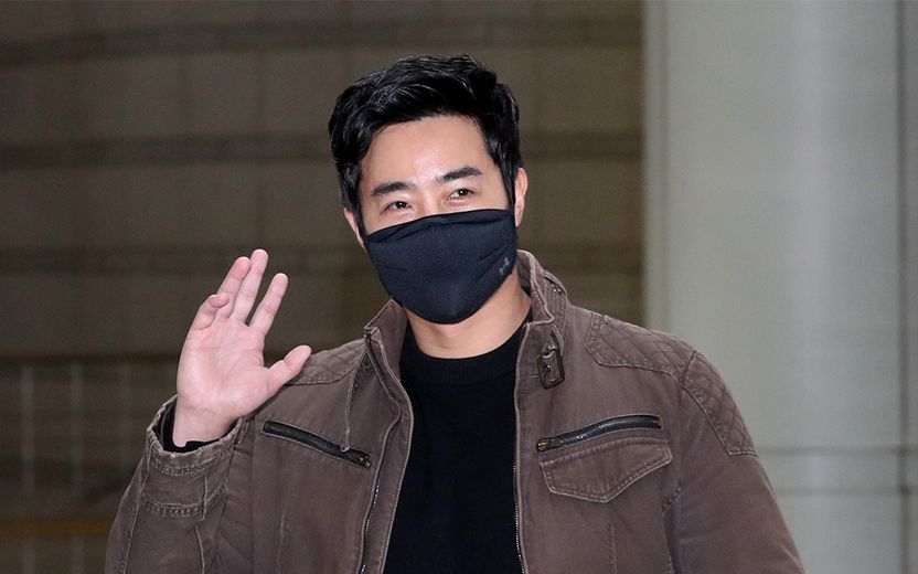 '흑색경보' 우크라이나 출국, 뺑소니로 재판 간 이근…법정 나오는 길엔 유튜버 폭행 기사 관련이미지