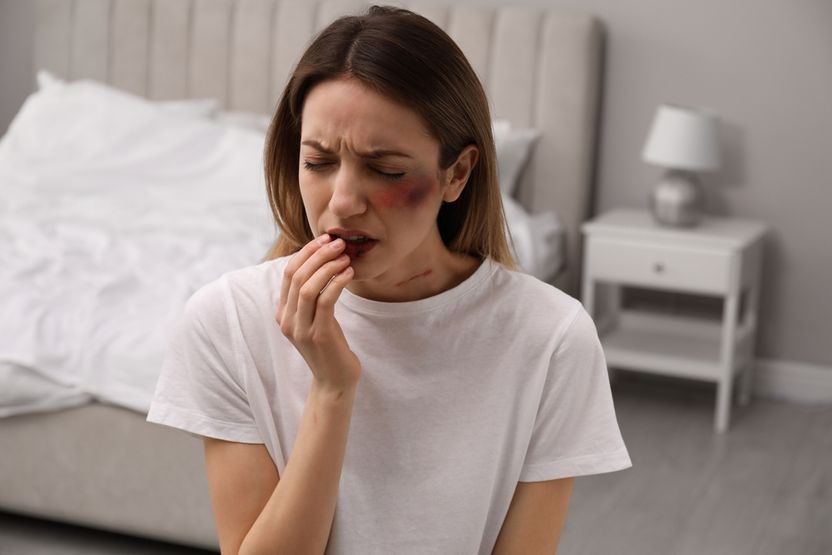 상대방이 휴대전화기를 던져 얼굴이 찢어졌는데, 특수상해로 처벌할 수 있나? 기사 관련이미지