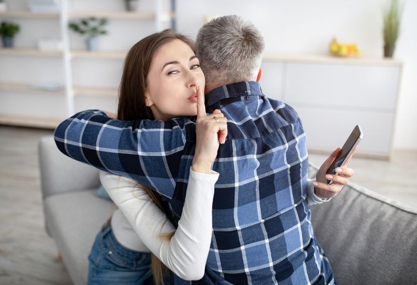내 불륜 사실을 남편에게 일러바친 사람…“명예훼손 고소나 손해배상청구 가능한가?” 기사 관련이미지