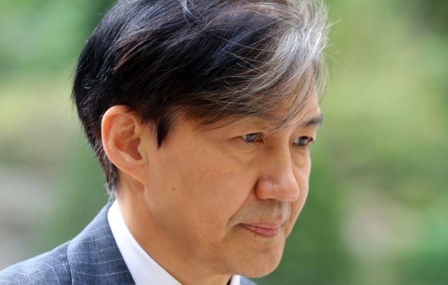 “I am 공정, I am 법치” 썼다가 ‘입시 비리’ 뭇매 맞은 조국 기사 관련이미지