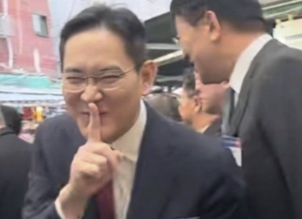 "잘 생기셨다" 는 시민의 말에 '쉿' 하는 이재용… “2차 도망가는 대리님 같다” 기사 관련이미지