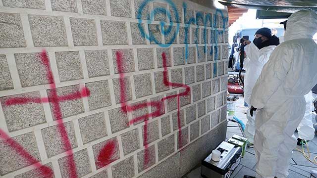 복원 중인 경복궁 담벼락, 하루 만에 또 ‘낙서 테러’…모방범 추정 기사 관련이미지