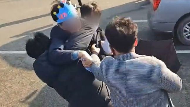 이재명 급습 피의자 “죽이려 했다”…살인미수 혐의로 수사 기사 관련이미지