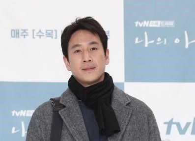 “공인에 금욕주의 요구, 이선균 산산조각”…한국 사회 꼬집은 외신 기사 관련이미지