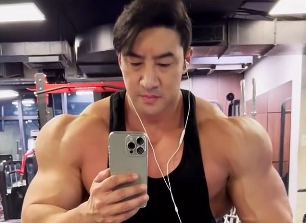 ‘징맨’ 황철순, 여성 머리채 잡고 얼굴 등 20회 폭행 혐의로 재판 기사 관련이미지