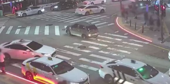 ‘만취’ 문다혜, 비틀거리며 차에 타더니…우회전 차로서 좌회전 기사 관련이미지