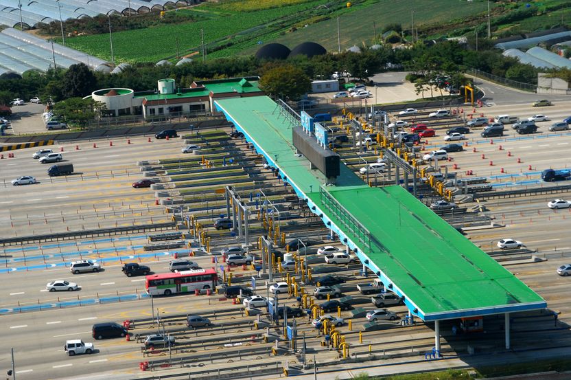 “이거나 먹어라” 톨게이트 직원에 500원짜리 동전 ‘휙’…100만 원으로 돌아왔다 기사 관련이미지