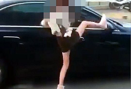 출근길 서울 한복판 벤츠 부수며 난동 20대女…무슨 일? 기사 관련이미지