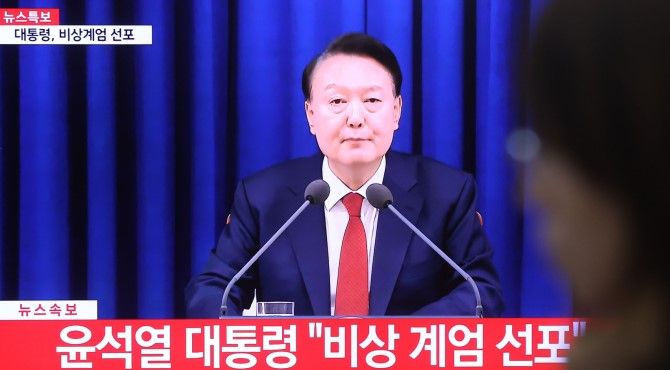 국민 73.6% “윤 대통령 탄핵 찬성”···69.5% “비상계엄은 내란죄” 기사 관련이미지