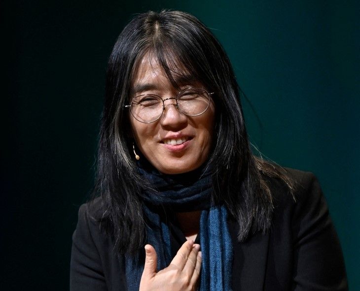 한강, 한국 상황에 “끔찍하다고만 생각지 않아…시민 용기에 감동” 기사 관련이미지