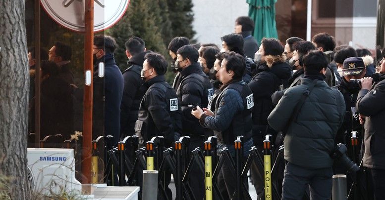 공수처·경찰, ‘윤 대통령 체포영장’ 제시…경호처 “수색 불허” 기사 관련이미지