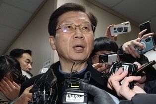 경찰 출석 박종준 경호처장, “유혈사태 안 돼…대통령 신분에 맞는 수사 절차 진행돼야” 기사 관련이미지