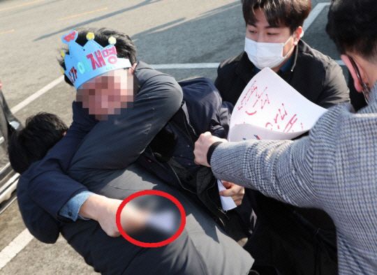 이재명 대표 습격했던 60대 남성, 대법서 ‘징역 15년’ 확정 기사 관련이미지
