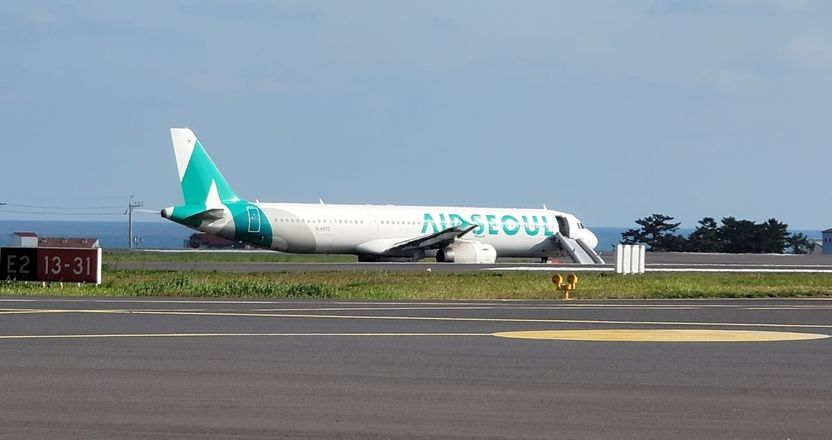 “답답하다”며 활주로에서 항공기 비상문 연 30대 여성…에어서울 이륙 포기 기사 관련이미지