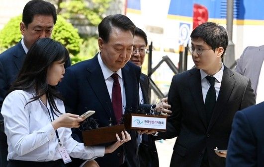 ‘내란혐의’ 윤석열 첫 법원 공개 출석…포토라인 말없이 통과 기사 관련이미지